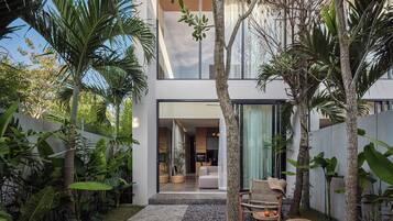 Vila superluxo, 3 quartos, piscina particular, vista para o jardim | Terraço/pátio