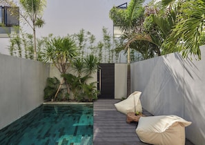 Vila superluxo, 3 quartos, piscina particular, vista para o jardim | Piscina | Piscina externa