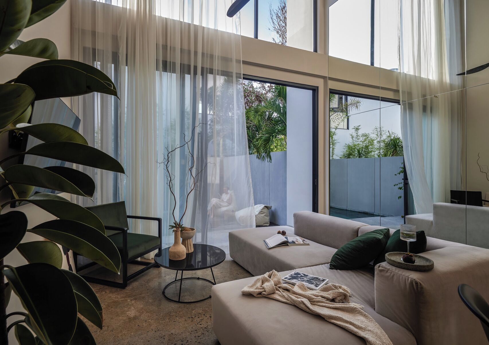 Vila superluxo, 3 quartos, piscina particular, vista para o jardim | Área de estar | Smart TV 50 polegadas com canais digitais