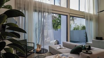 Vila superluxo, 3 quartos, piscina particular, vista para o jardim | Área de estar | Smart TV 50 polegadas com canais digitais