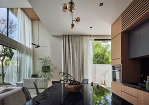 Vila superluxo, 3 quartos, piscina particular, vista para o jardim | Opções para refeição