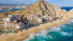 Ubicación cercana a la playa, tumbonas y toallas de playa