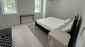 4 bedrooms, iron/ironing board, WiFi (free), bed sheets