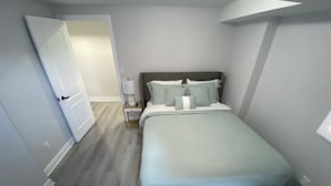 A bedroom with a bed, bedside table, lamp, and a door leading to another room. - Entire home in Brampton, Canada
2 guests1 bedroom1 bed1 bath (Brampton)