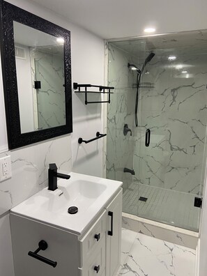 Bathroom - Entire home in Brampton, Canada
2 guests1 bedroom1 bed1 bath (Brampton)