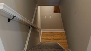 Eine Treppe mit Holzbodenstufen und einem Teppichabgang.