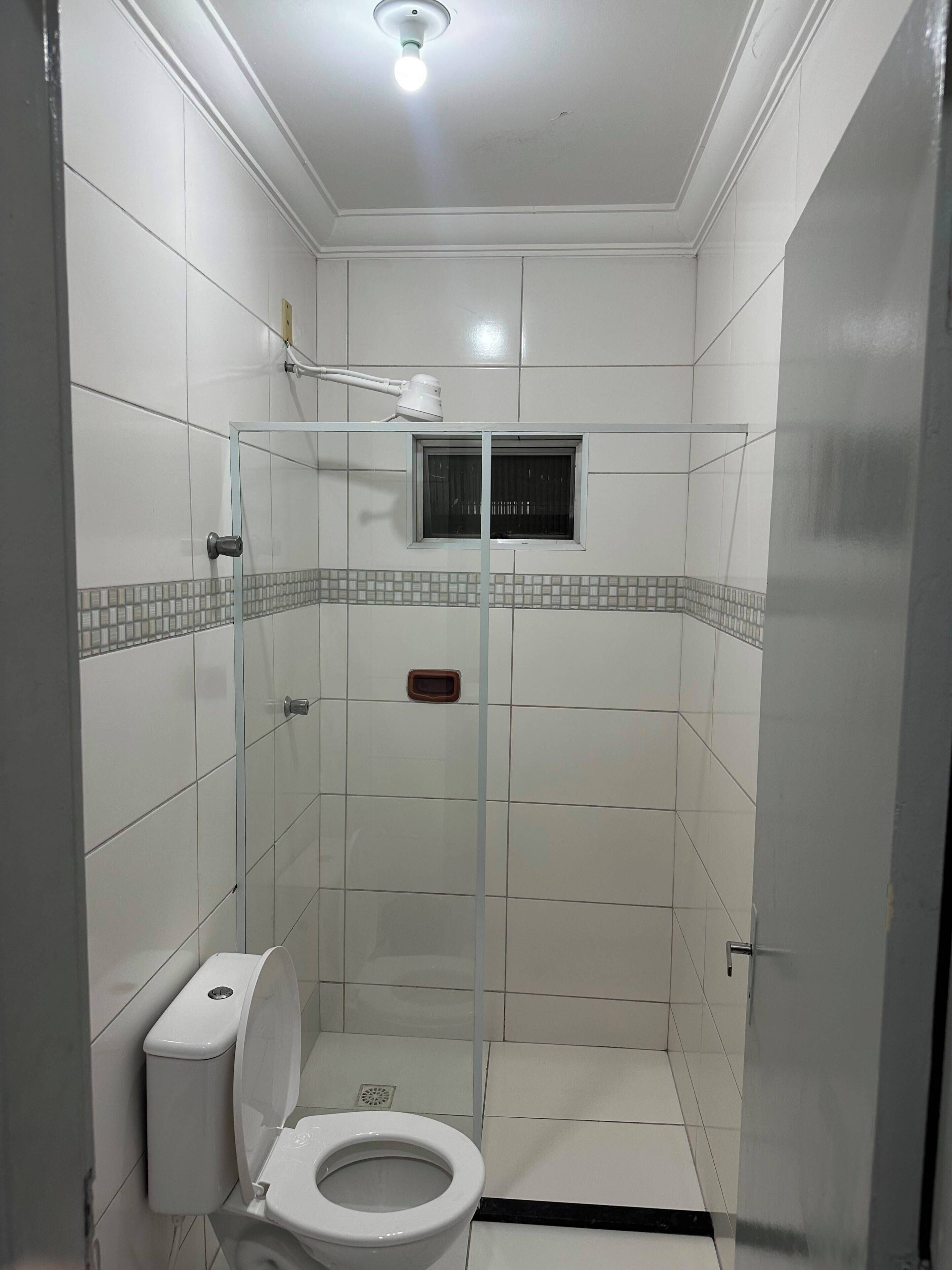 Habitación clásica doble | Baño | Toallas, jabón y papel higiénico