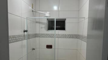 Habitación clásica doble | Baño | Toallas, jabón y papel higiénico