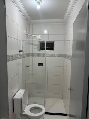 Phòng đôi phong cách cổ điển | Phòng tắm | Khăn tắm, xà phòng, giấy vệ sinh