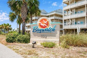 Ein Hotelschild mit dem Namen 'Baywatch' und der Adresse '1150'.