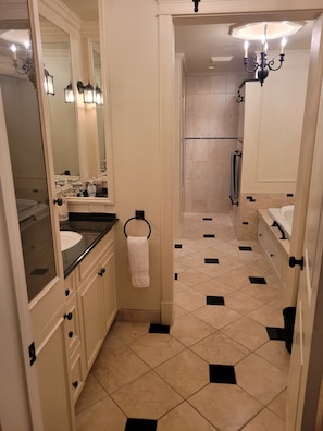 Shower, jetted bath, hair dryer, towels - Central premium home with sauna, deck, and jet tub. (Greater Sudbury)