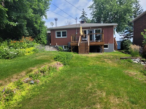Central 3BR Oasis: Private 5 Person Sauna , Spa Bath & Yard [Sleeps 7, 4 Beds]