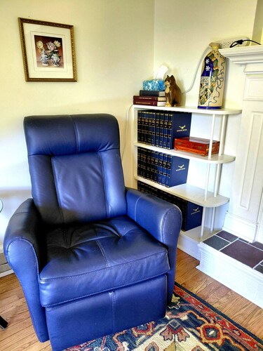 Central 3BR Oasis: Private 5 Person Sauna , Spa Bath & Yard [Sleeps 7, 4 Beds]
