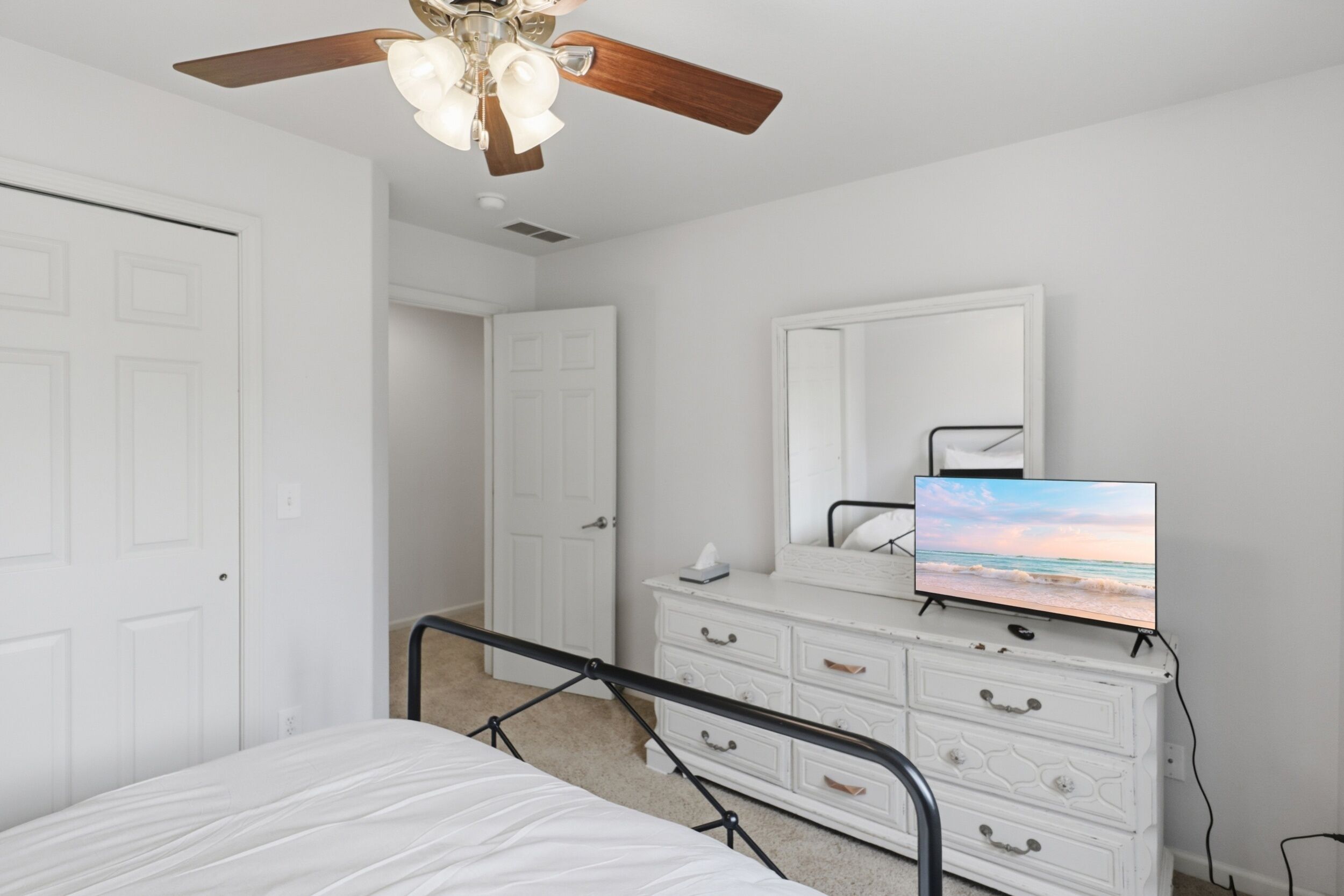 5 bedrooms, iron/ironing board, free WiFi, bed sheets