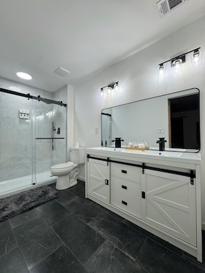 Dusche, Handtücher, Seife, Toilettenpapier