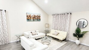 Smart TV - The Guernsey Getaway New Construction 3 Bedroom 2 Bathroom (Memphis)