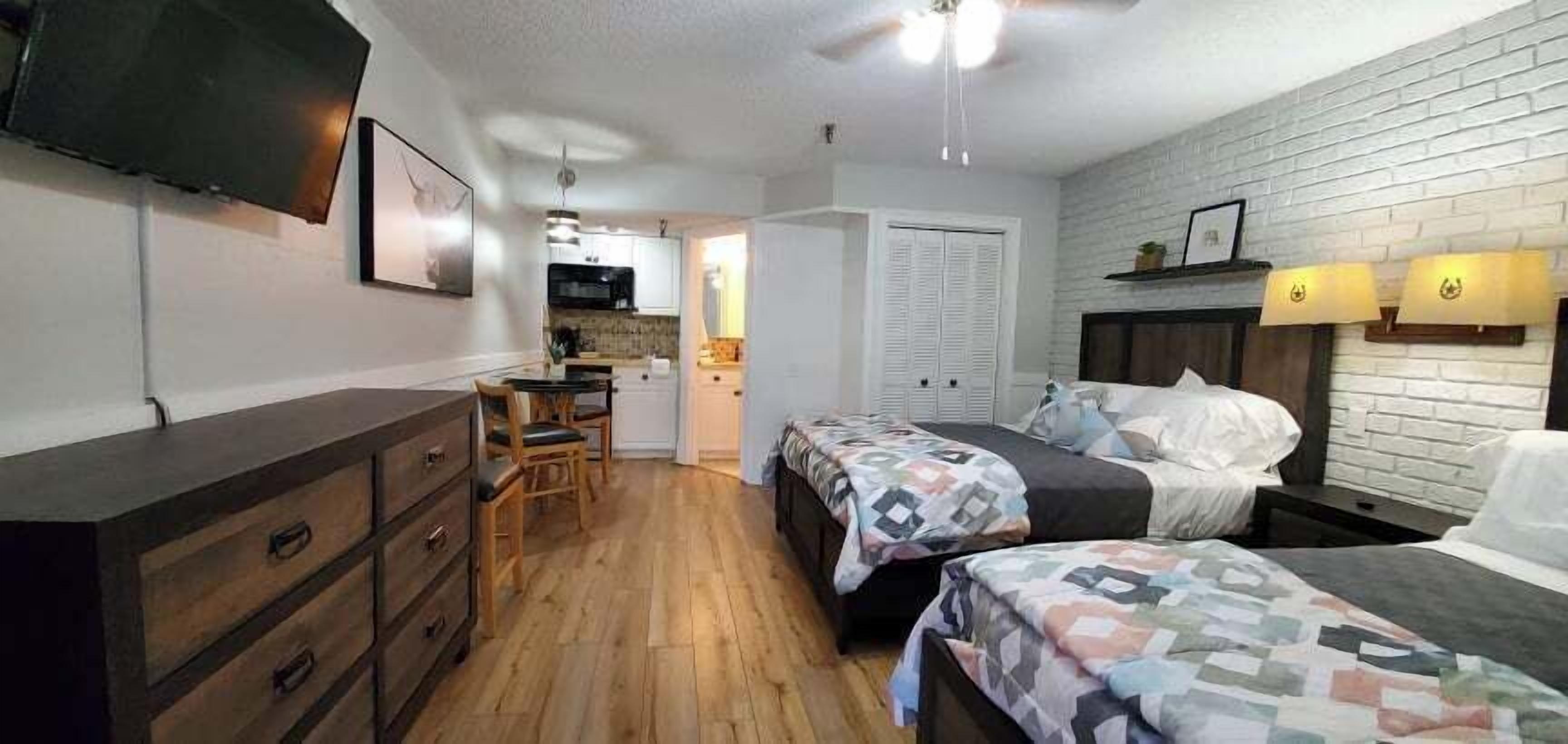Light Bright Rodeo Retreat! Walk to Everything 246 (3531)