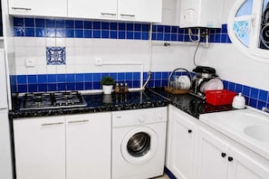 Full-sized fridge, stovetop, cookware/dishes/utensils - Résidence Nesrine Cozy Stay in Yasmine  (Yasmine Hammamet)
