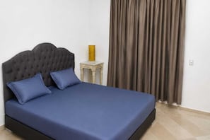 In-room safe, desk, laptop workspace, blackout curtains - Résidence Nesrine Cozy Stay in Yasmine  (Yasmine Hammamet)