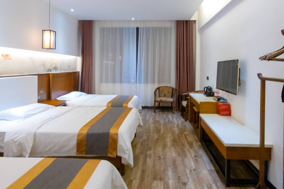 Superior-Dreibettzimmer | Daunenbettdecken, Schreibtisch, Verdunkelungsvorhänge, kostenloses WLAN
