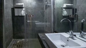 Shower, pancuran hujan, perlengkapan mandi gratis, dan pengering rambut
