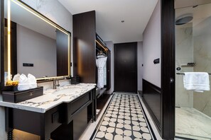 Separate tub and shower, rainfall showerhead, free toiletries - Q.pavilion hotel (Jiangmen)