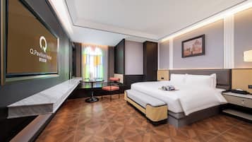 Ropa de cama de alta calidad, cubrecamas, minibar y escritorio