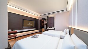 Habitación Deluxe con 2 camas individuales, vista al jardín | Ropa de cama de alta calidad, edredón, minibar y escritorio