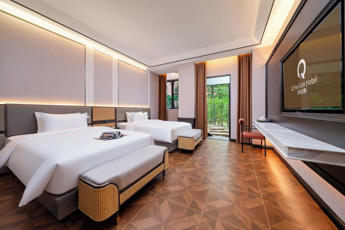 Ropa de cama de alta calidad, cubrecamas, minibar y escritorio 