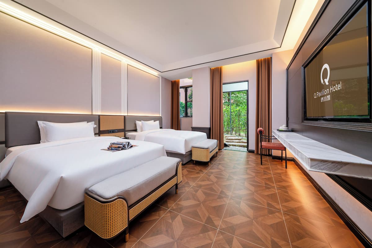 Habitación Deluxe con 2 camas individuales, vista al jardín | Ropa de cama de alta calidad, edredón, minibar y escritorio