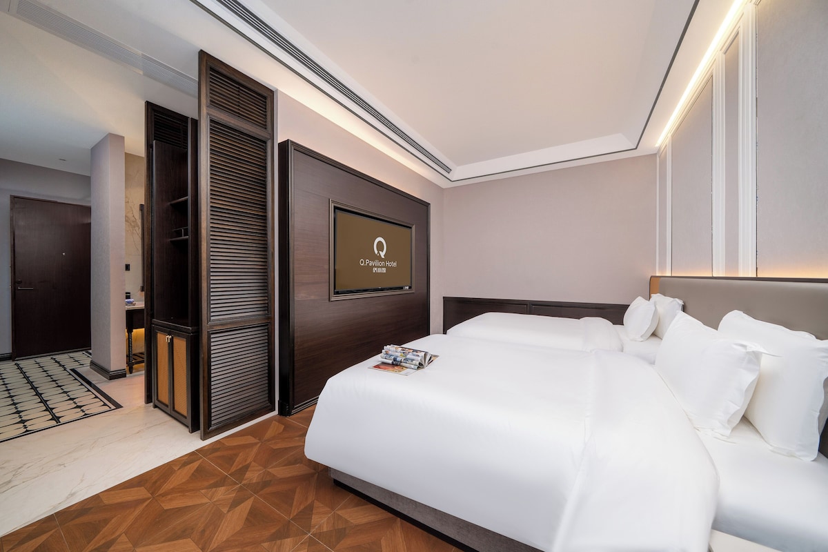 Ropa de cama de alta calidad, cubrecamas, minibar y escritorio 