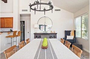 Seating for 8 - Tempe Coco-Ari 🌵⛳ Heated Pool, Firepit & Space for 9 in South Tempe (Tempe)