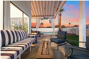 Outdoor covered patio - cozy seating & fire pit - Tempe Coco-Ari 🌵⛳ Heated Pool, Firepit & Space for 9 in South Tempe (Tempe)