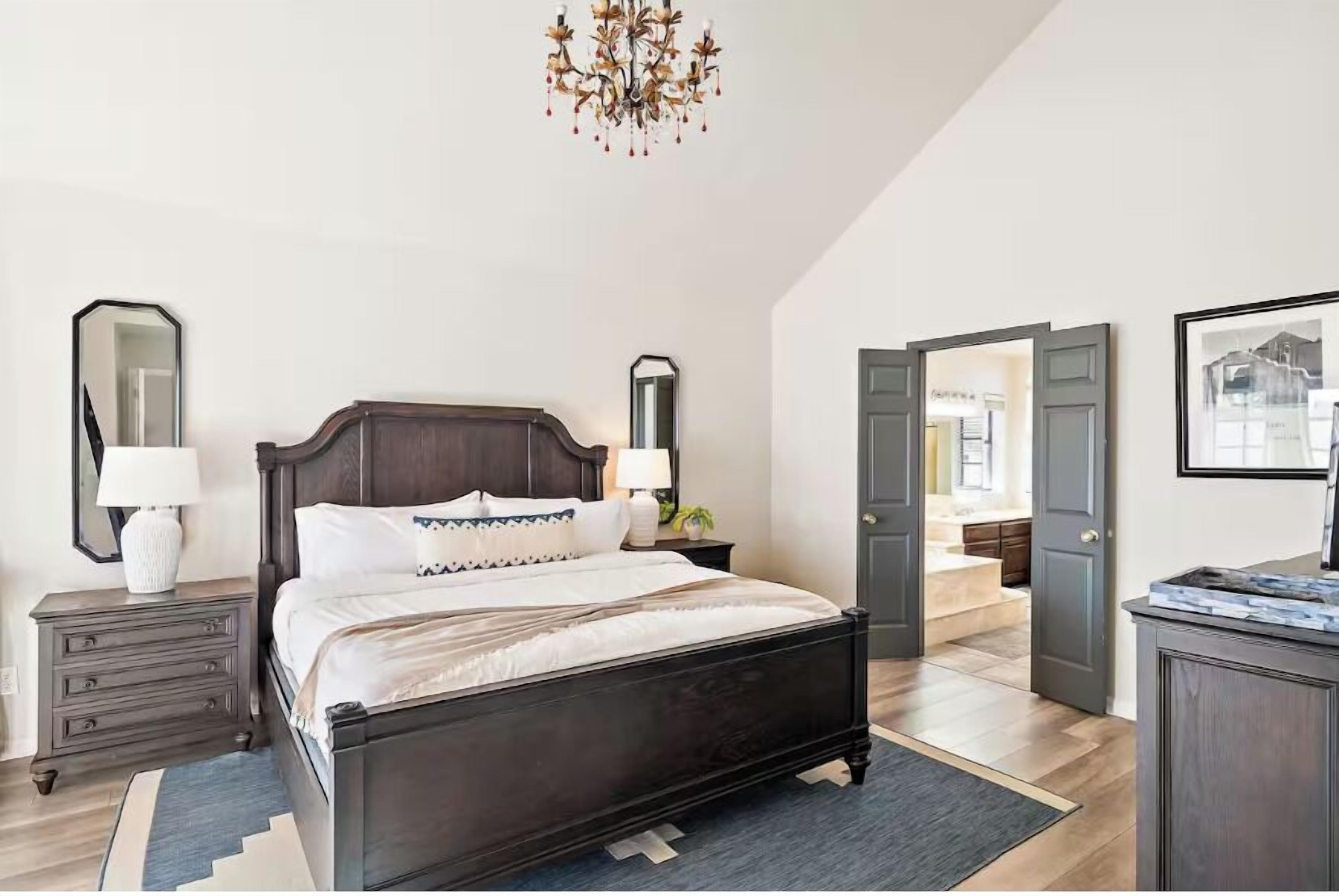Primary bedroom 1 - King with TV, Desk & private bathroom