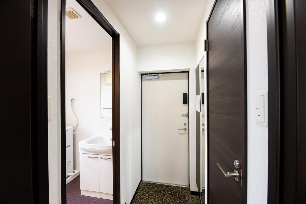 Separate bathtub and shower, free toiletries, hair dryer, towels