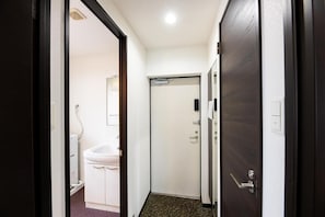 Baignoire et douche séparées, articles de toilette gratuits