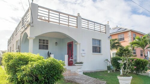 Relaxing  3-bedroom home with flex-space AC and charming roof deck ocean view