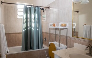 Een douche, handdoeken, zeep, toiletpapier