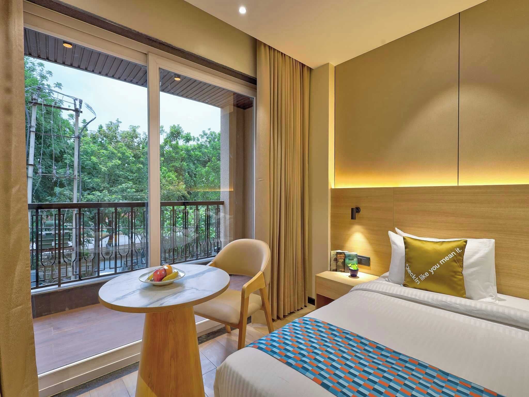 Desk, WiFi (free), bed sheets