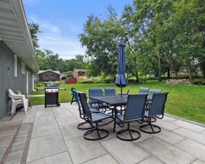 Outdoor dining - The Lake Escape- Lake Geneva, Pier 290 (Williams Bay)
