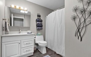 Bathroom - The Lake Escape- Lake Geneva, Pier 290 (Williams Bay)