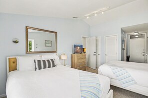 Room - 🏖️ Top-Floor Bay-View 1BR @ The Shores | Grand Traverse Resort | Sleeps 6 (Williamsburg)