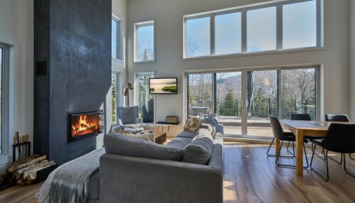 Éthéra 19: Forest Chalet, Hot Tub & Deck