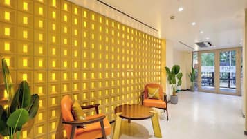 Coin salon dans le hall