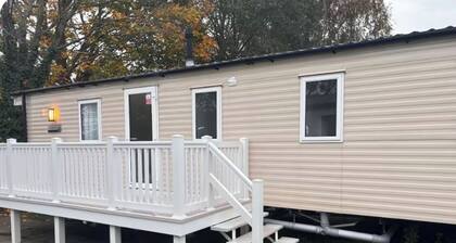 Cabin Sleeps 8 - Free Parking, Patio, Pool