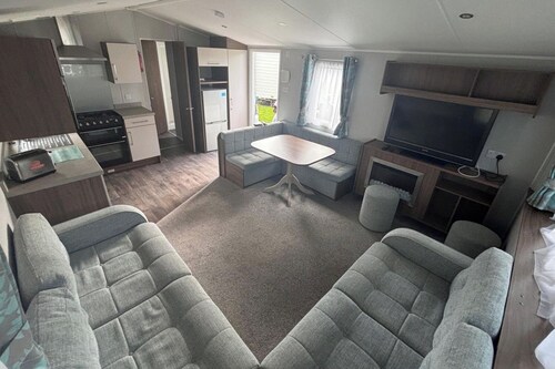 Cabin Sleeps 8 - Free Parking, Patio, Pool