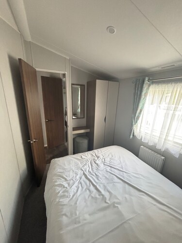 Cabin Sleeps 8 - Free Parking, Patio, Pool