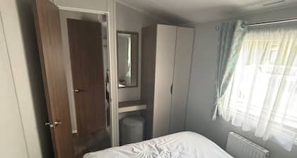 Cabin Sleeps 8 - Free Parking, Patio, Pool