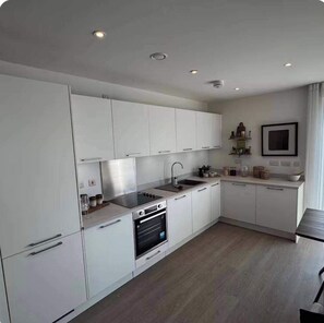 Private kitchen - Apartment Sleeps 4 with Balcony and Parking (London)