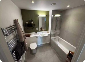Bathroom - Apartment Sleeps 4 with Balcony and Parking (London)